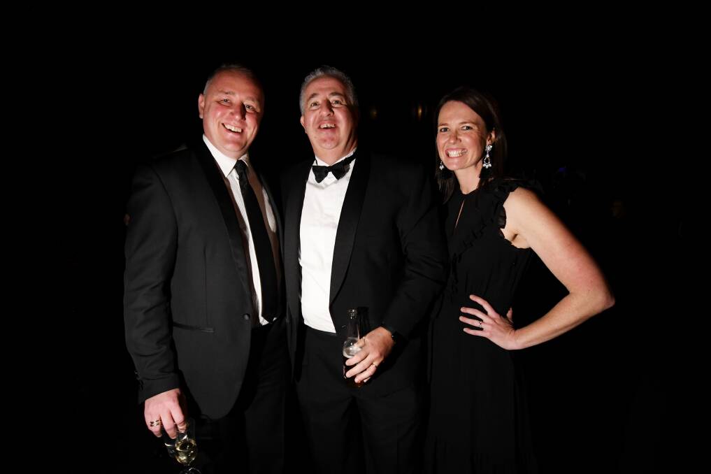 TOP PRIZE: Peter Ryan (middle) with the Tamworth Business Chamber's Jye Segboer and Jill Stewart. Photo: Gareth Gardner 100818GGC02
