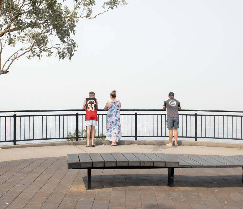 SMOKE SCREEN: There wasn't much to see from the Oxley Lookout on Sunday, one of the city's best vantage points. Photo: Peter Hardin 221219PHA038