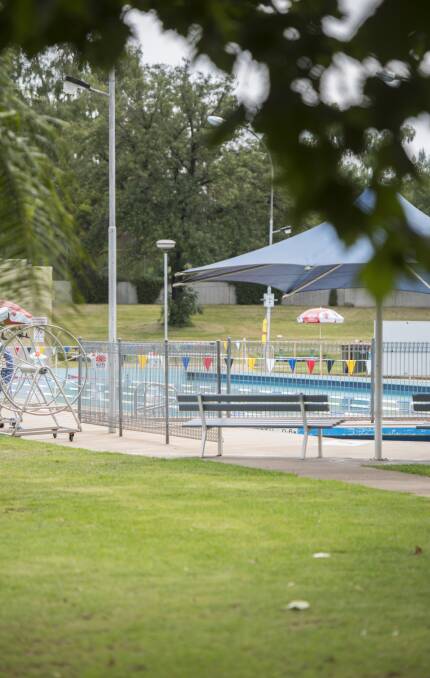 EMPTY: High chlorine levels have forced council to close the Tamworth City Pool, a spokesperson said the facility will reopen. Photo: Peter Hardin 030217PHD25