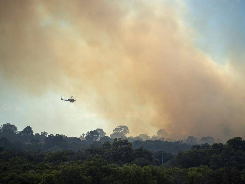 Bushfires are threatening lives, farms and homes in WA's northern wheatbelt. (Aaron Bunch/AAP PHOTOS)