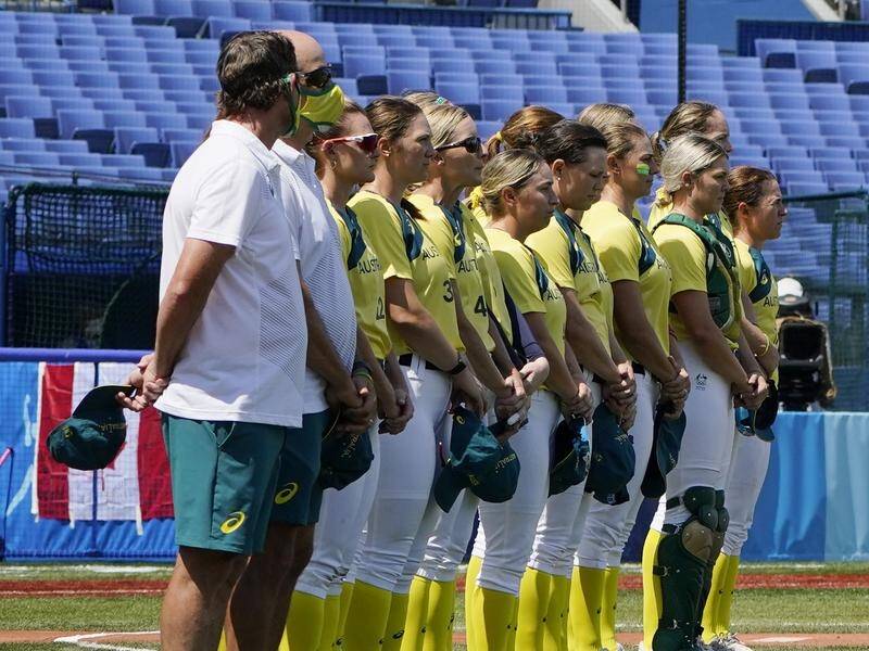 Australia have pushed the US all the way in their Olympics softball showdown in Tokyo.