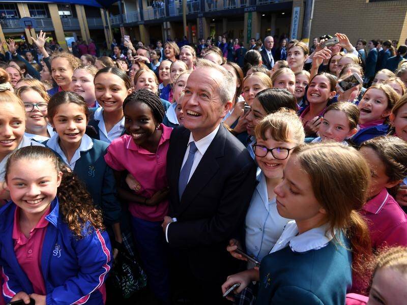 Bill Shorten has been mobbed by high school students while campaigning on the NSW Central Coast.