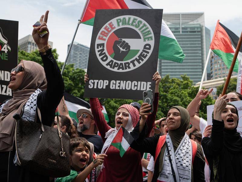Thousands have gathered across Australia to rally in support of Palestine and Israel. (Flavio Brancaleone/AAP PHOTOS)