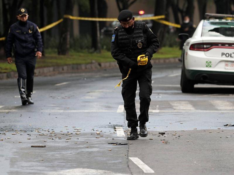 An attack by gunmen has left Mexico City's chief of police injured, authorities say.