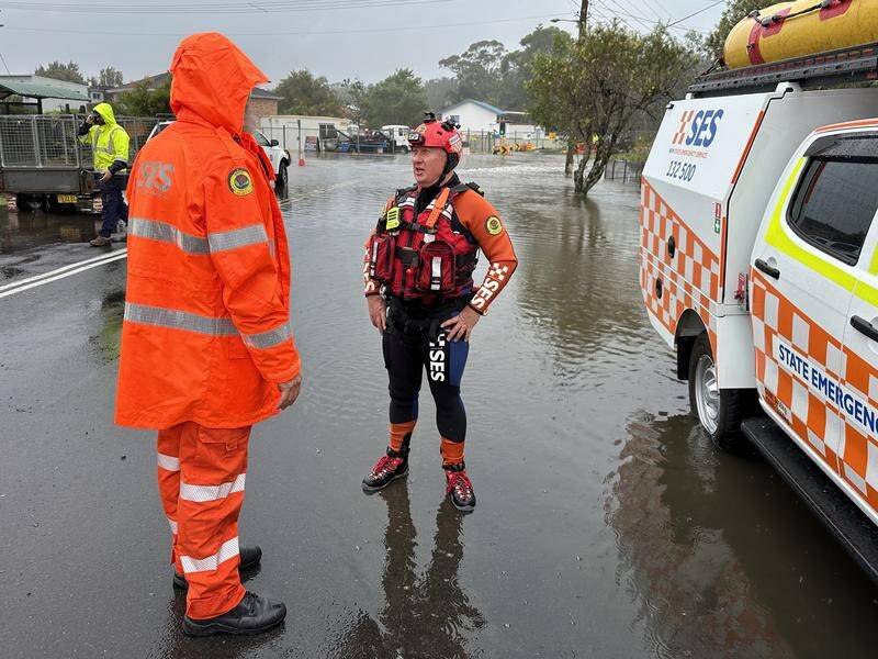 The State Emergency Service responded to hundreds of calls throughout Victoria and NSW. (HANDOUT/NSW SES)