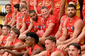 The new system employed by coach Damien Hardwick (centre with ball) has the Gold Coast Suns buzzing. (Darren England/AAP PHOTOS)