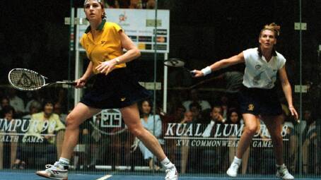 Australians Sarah Fitz-Gerald (l) and Michelle Martin contest the squash final at Kuala Lumpur 1998. (Darren McNamara/AAP PHOTOS)