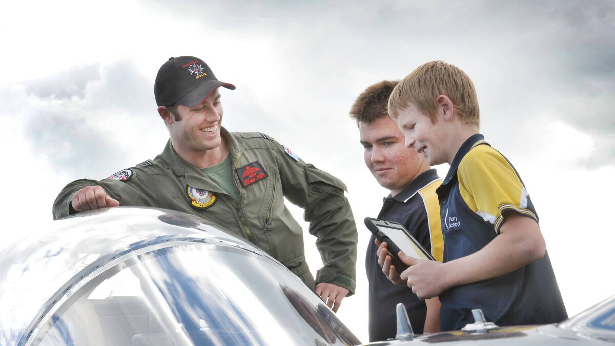 INSPIRING: Flying Officer Andrew Bath with Parry School students Jordan Atkinson and Deakyn Langenbaker. Photo: Gareth Gardner 210814GGG01