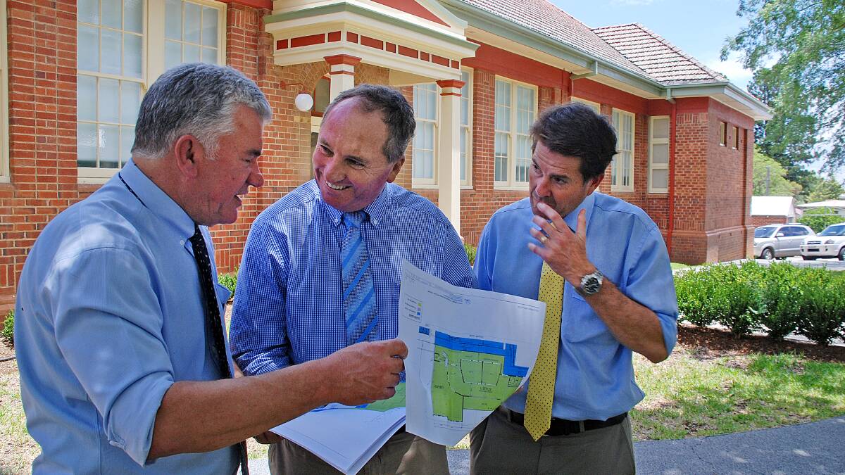 CAPITAL GRANT: St Nicholas’ school principal Stefan van Aanholt, federal member for New England Barnaby Joyce and state member for Tamworth Kevin Anderson look over construction plans. Photo: Erin Handley 081214EHA01