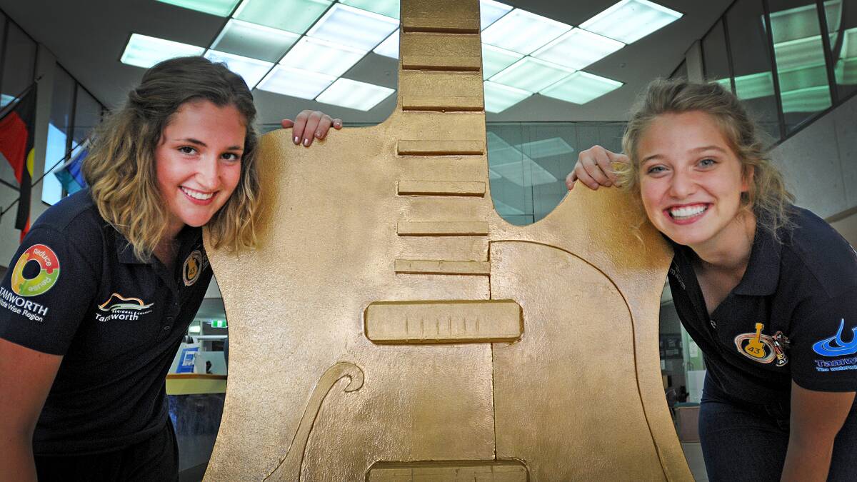 COUNTRY COUSINS: Nashville interns Stella Coble and Allie Rose Gregg will experience the Australian country music scene during their three-week visit to Tamworth. Photo: Geoff O’Neill 140115GOF01