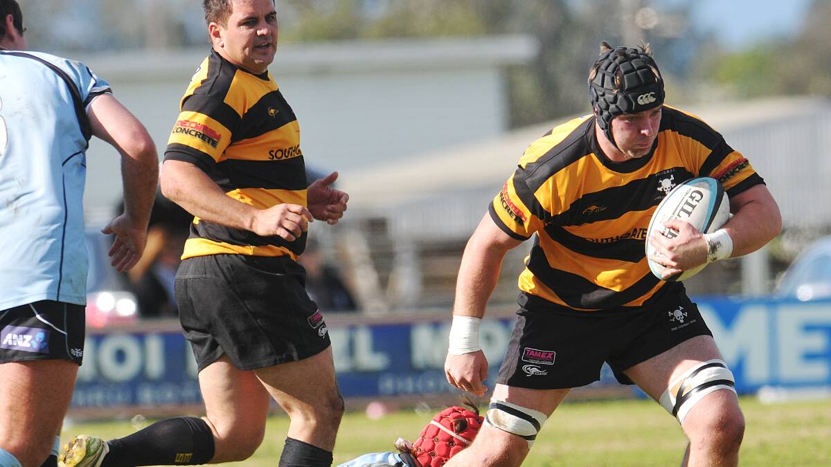 Pirates second rower Charles Elton tries to step out of Narrabri breakaway Tim O’Brien’s tackle during Saturday’s major semi-final as Andrew Moodie comes around in support. Photo: Geoff O’Neill 300814GOA05