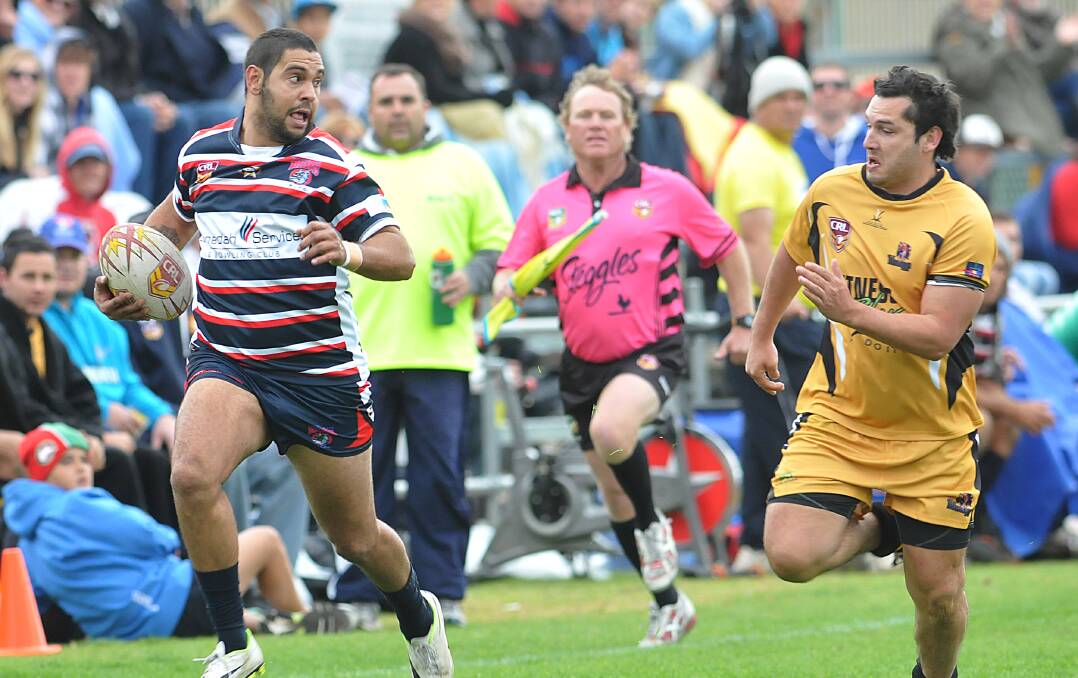 Jie Smith oin the rampage for his Bulldogs as Oxley Diggers’ Jesse Green cover-defends.Photo: Geoff O’Neill 140614GOD05