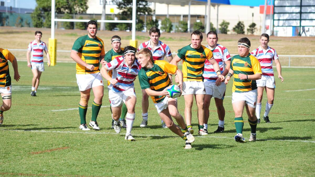 Dylan Chown fires out a pass for Farrer in their Waratah Shield loss to Hills High in Dubbo. Photo:  Dubbo Daily Liberal