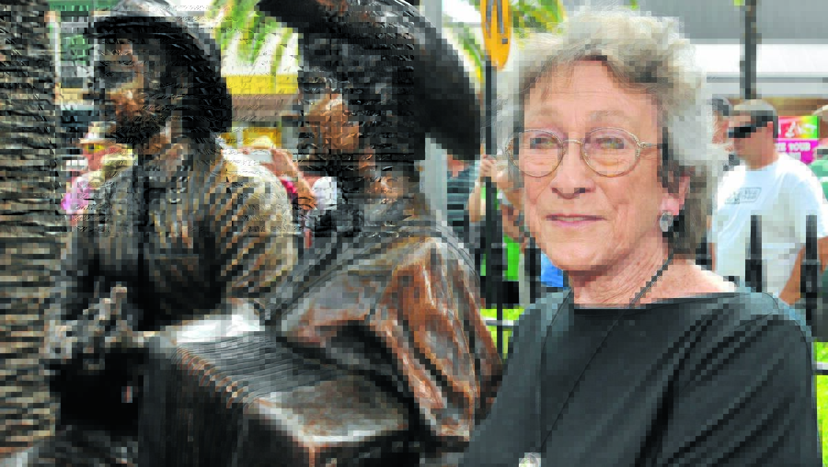 ON THE ROAD: Joy McKean, with the statue of herself and Slim Dusty in Peel St, will sign copies of her latest book in Tamworth today. Photo: Geoff O’Neill 240114GOE22