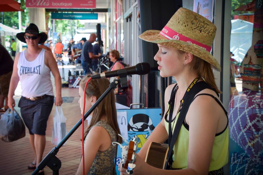 Glen Innes artist Kathryn Luxford, 12, took to the streets of Tamworth this week, busking through the Country Music Festival.