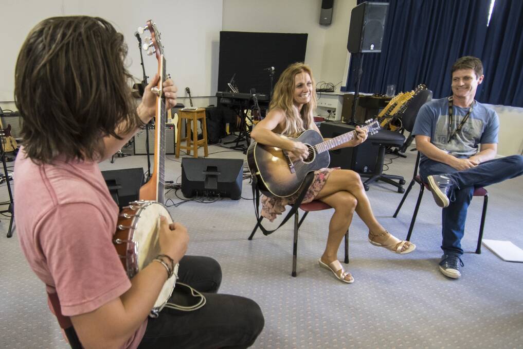 SPECIAL GUEST: Kasey Chambers flew into Tamworth to offer advice to young musicians at the Senior Academy of Country Music on Tuesday. Photo: Peter Hardin 