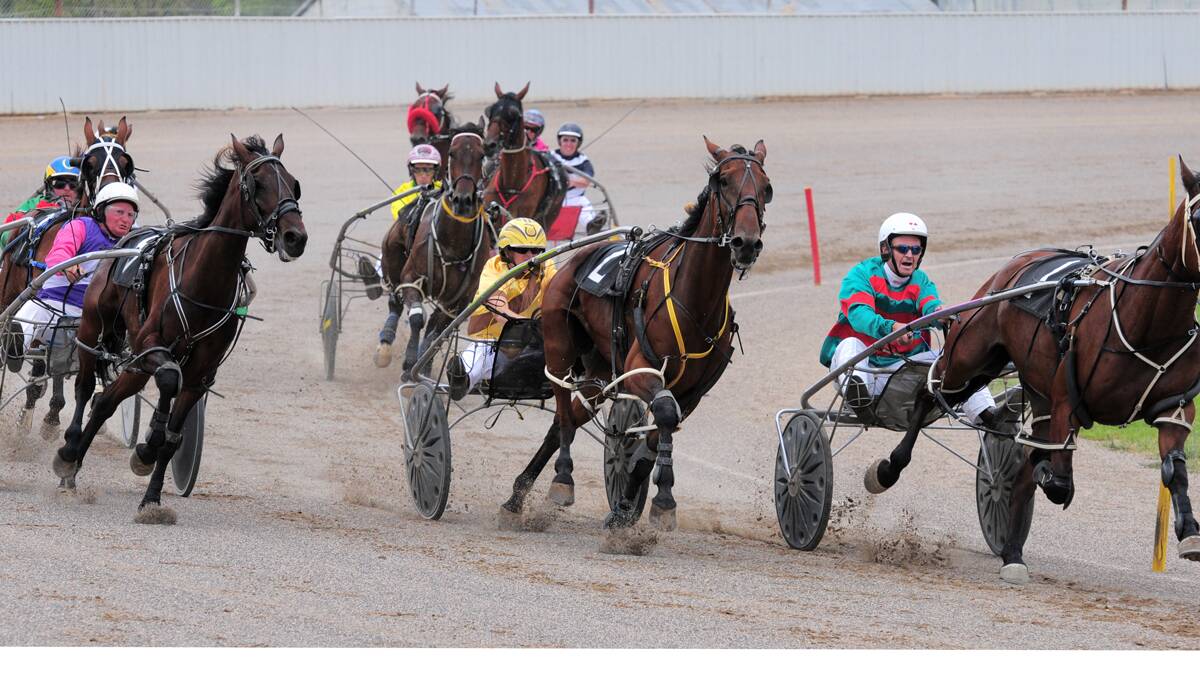 Ian Verning and Alyeska Dream (left) are about to pounce on both Itaintrocketscience (middle) and Lester Shannon in yesterday’s second heat of the Easters Landscape Supplies Pace at $59. Photo: Barry Smith 201212BSC04