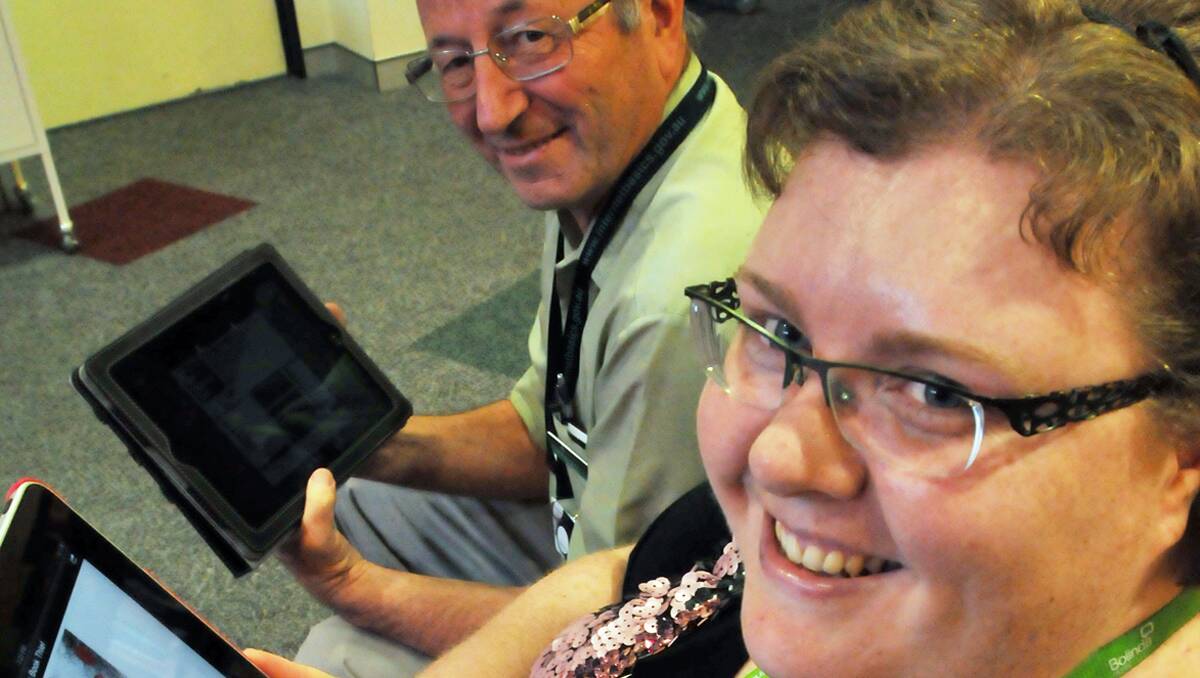 LIVING LIBRARY: Pam  Langridge and Kevin Harris will lead the e-reader classes at the library this month. Photo: Geoff O’Neill  020113GOD02