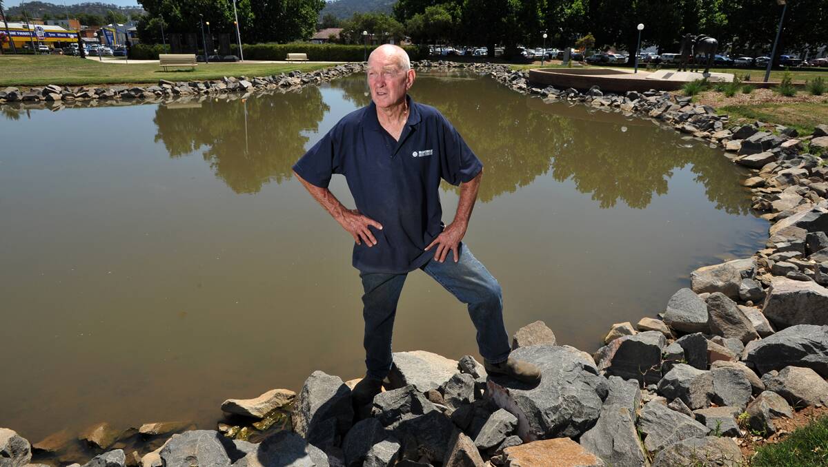 CONCERNED: Tamworth grandfather Noel Bayliss has questioned why, if pools have to have fences, ponds like those in Tamworth’s Bicentennial Park don’t. Photo: Barry Smith 171212BSB02