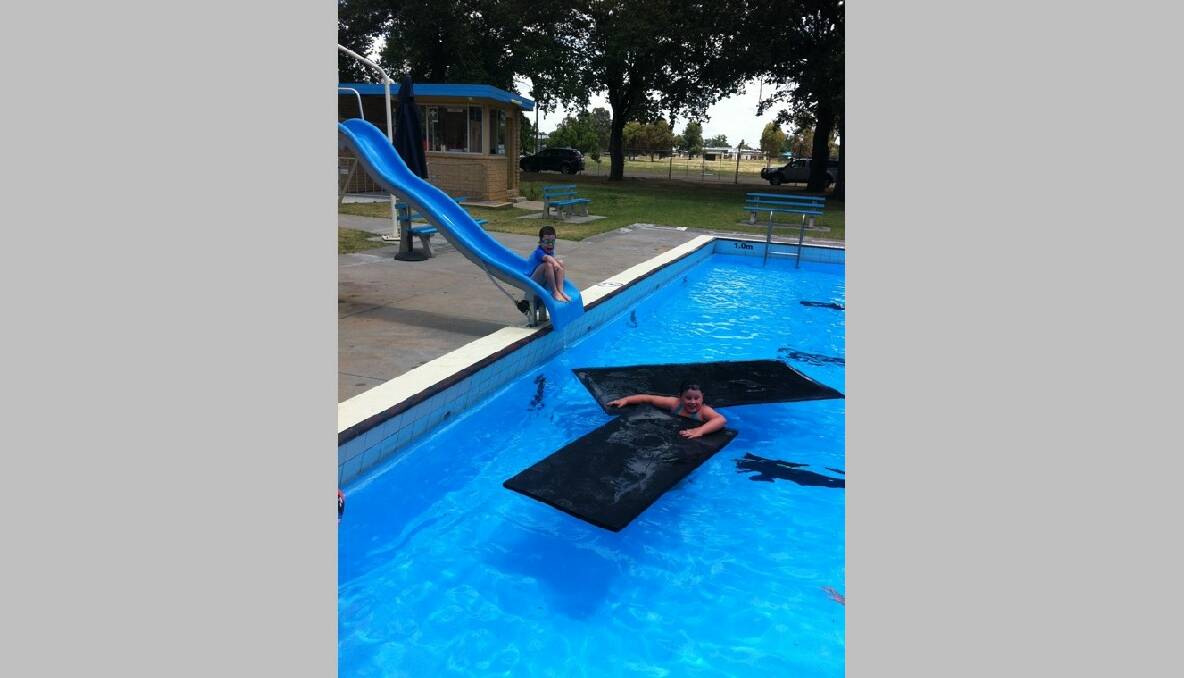 Layla and Bodhi Thompson cooling off at White Hills pool. Photo: Christine Thompson/Bendigo Advertiser