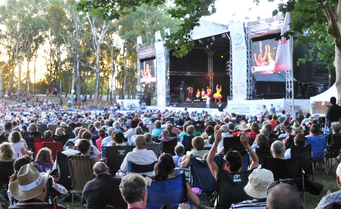 Country music fans gathered at Tamworth's Bicentennial Park on Friday night for the opening of the festival. Photo:Geoff O'Neilll 170114GOE14