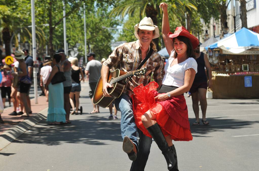 Rod and Shelly Dowsett perform in Tamworth's Peel St. Photo:Geoff O'Neill. 190114GOD02