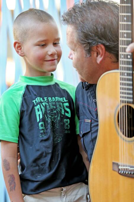 Troy Cassar-Daley meets a seven-year-old fan. Photo:Mat Bedford. 200114MBA09